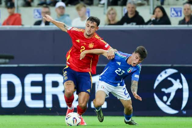 Marc Pubill (Spain) und Alessandro Bianco (Italy) kaempfen um den Ball, UEFA European Under-21 Championship 2025 Group Stage, Spain v Italy, Trnava Anton MalatinskÃ½ Stadium am 17. June 2025 in Tyrnau, Slowakei. (Foto von Marco Steinbrenner DeFodi Images) Marc Pubill (Spain) und Alessandro Bianco (Italy) battle for the ball, UEFA European Under-21 Championship 2025 Group Stage, Spain v Italy, Trnava Anton MalatinskÃ½ Stadium, June 17, 2025 in Trnava, Slovakia. (Photo by Marco Steinbrenner DeFodi Images)