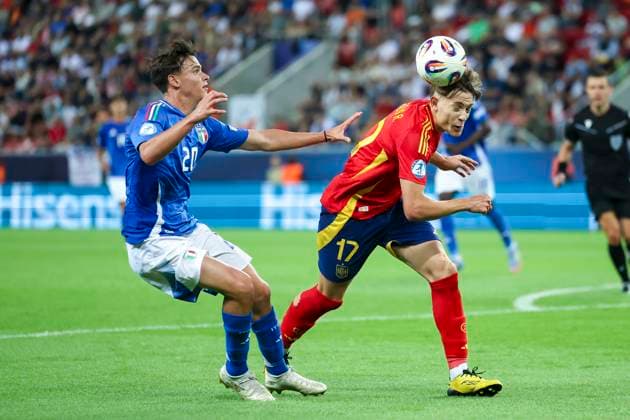 Niccolo Pisilli (Italy) und Jesus Rodriguez (Spain) kaempfen um den Ball, UEFA European Under-21 Championship 2025 Group Stage, Spain v Italy, Trnava Anton MalatinskÃ½ Stadium am 17. June 2025 in Tyrnau, Slowakei. (Foto von Marco Steinbrenner DeFodi Images) Niccolo Pisilli (Italy) und Jesus Rodriguez (Spain) battle for the ball, UEFA European Under-21 Championship 2025 Group Stage, Spain v Italy, Trnava Anton MalatinskÃ½ Stadium, June 17, 2025 in Trnava, Slovakia. (Photo by Marco Steinbrenner DeFodi Images)