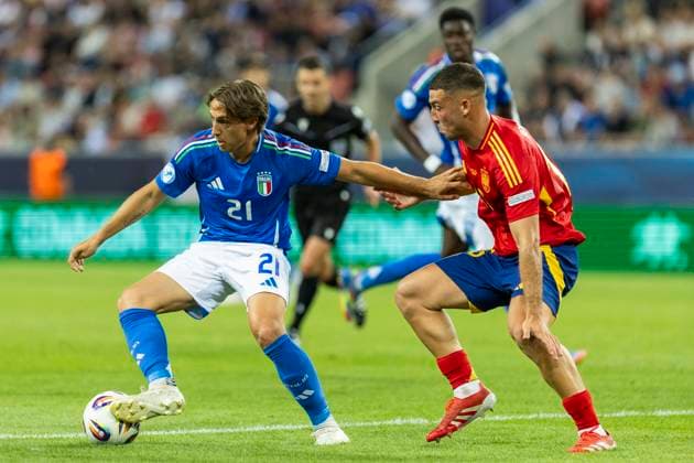 UEFA U21, U 21 Europameisterschaft: Spanien - Italien; 17.06.2025 Jacopo Fazzini (Italien, 21), Juanma Herzog (Spanien, 15) bei der UEFA U21-Europameisterschaft im Spiel Spanien - Italien, am 17.06.2025, Anton Malatinsky Stadium, Trnava, Slowakei Copyright: xBEAUTIFULxSPORTS Meuselx