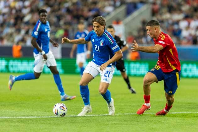 UEFA U21, U 21 Europameisterschaft: Spanien - Italien; 17.06.2025 Jacopo Fazzini (Italien, 21), Juanma Herzog (Spanien, 15) bei der UEFA U21-Europameisterschaft im Spiel Spanien - Italien, am 17.06.2025, Anton Malatinsky Stadium, Trnava, Slowakei Copyright: xBEAUTIFULxSPORTS Meuselx