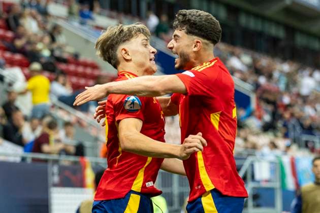 UEFA U21, U 21 Europameisterschaft: Spanien - Italien; 17.06.2025 Jesus Rodriguez (Spanien, 17) jubelt nach seinem Tor mit Raul Moro (Spanien, 11) bei der UEFA U21-Europameisterschaft im Spiel Spanien - Italien, am 17.06.2025, Anton Malatinsky Stadium, Trnava, Slowakei Copyright: xBEAUTIFULxSPORTS Meuselx