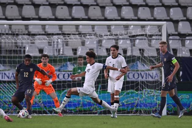 UEFA U19 European Championship, EM, Europameisterschaft 2025 - Germany - England - Ilie Oana Stadium Noah Darvich of Germany and Caleb Kporha in action during the UEFA Under-19 European Championship Romania 2025 football match between Germany and England at Arcul de Triumf Stadium in Bucharest, Romania, June 17, 2025. Alex Nicodim Imago Images Copyright: xAlexxNicodimx
