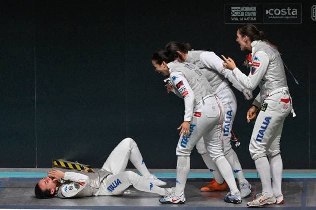 Bilder des Jahres 2025, Sport 06 Juni Sport Themen der Woche KW25 Sport Bilder des Tages ALTRO - Scherma - European Fencing Championships Senior Team Women s Foil: Team Italy ejoices after winning the match during European Fencing Championships , Sword match in Genova, Italy, June 17 2025 Genova Italy  Copyright: xIPAxSport ABACAx