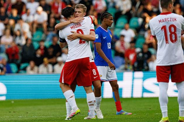 Arien Mosor and Jakub Kaluzinski seen during UEFA EURO, EM, Europameisterschaft,Fussball U-21 2025 game between national teams of France and Poland (Maciej Rogowski) Zilina Stadion pod Dubnom Slovakia Copyright: xMaciejxRogowskix francepolandu21-380
