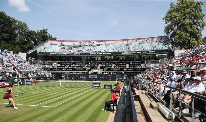 Steffi Graf Stadion, ausverkauft aber viele leere Plätze, Sportstätte Übersicht HYLO Berlin Tennis Open Damen auf Rasen 18.06.2025