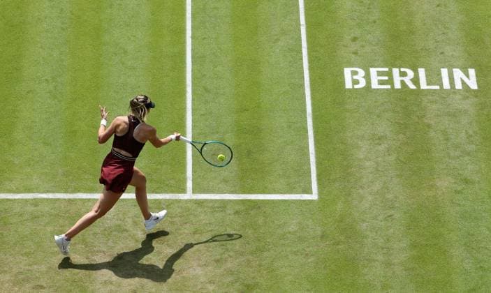 Paula Bardosa (ESP) im Steffi Graf Stadion, Schriftzug Berlin Symbolbild HYLO Berlin Tennis Open Damen auf Rasen 18.06.2025