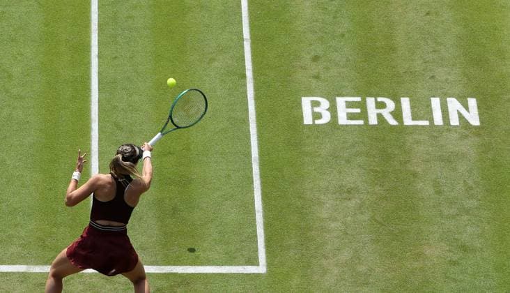 Paula Bardosa (ESP) im Steffi Graf Stadion, Schriftzug Berlin Symbolbild HYLO Berlin Tennis Open Damen auf Rasen 18.06.2025