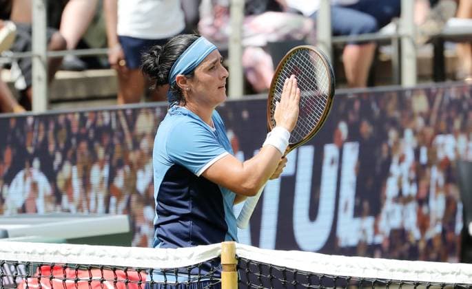 Ons Jabeur (TUN) klatscht zu den Zuschauern im Steffi Graf Stadion HYLO Berlin Tennis Open Damen auf Rasen 18.06.2025