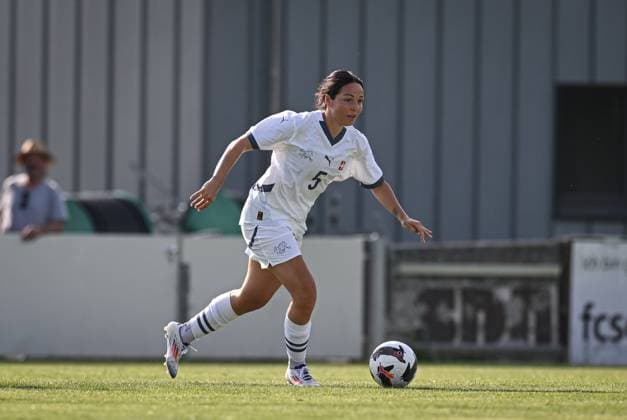 Fussball 14.06.2025 Jubilaeumsspiel: Suisse Legends gegen Kurdische FC Solothurn (50 Jahre) Vanessa Bernauer am Ball *** Soccer 14 06 2025 Anniversary match Suisse Legends against Kurdish FC Solothurn 50 years of Vanessa Bernauer on the ball