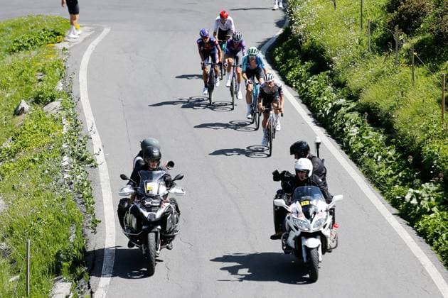 TDS 4.Etappe Almeida Goncalves POR Team UAE Emirates 18.06.2025 Spluegenpass, SCHWEIZ, Tour de Suisse 4.Etappe Heiden - Piuro Almeida Goncalves POR Team UAE Emirates (Rechts) fuehrt die Gruppe an am Spluegenpass