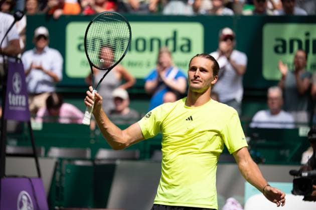 Alexander ZVEREV (GER) Sieger, winner, Jubel, jubeln, Freude, cheers, Marcos Giron (USA) vs. Alexander Zverev (GER) Tennis Terra Wortmann Open 2025 am 18.06.2025 in der OWL Arena Halle Westfalen, Deutschland. Â