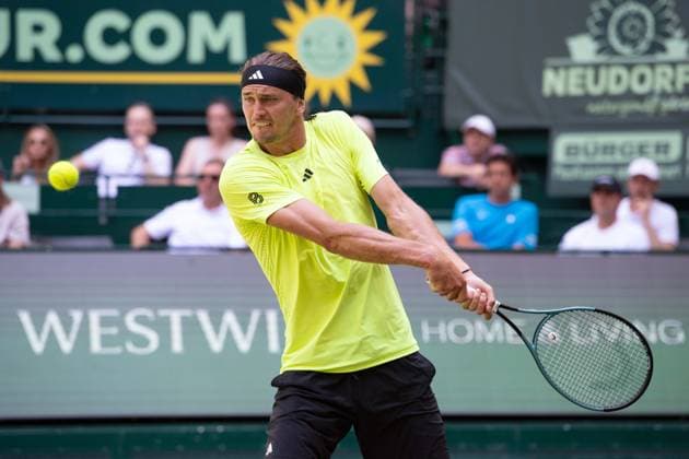 Alexander ZVEREV (GER) Aktion Marcos Giron (USA) vs. Alexander Zverev (GER) Tennis Terra Wortmann Open 2025 am 18.06.2025 in der OWL Arena Halle Westfalen, Deutschland. Â