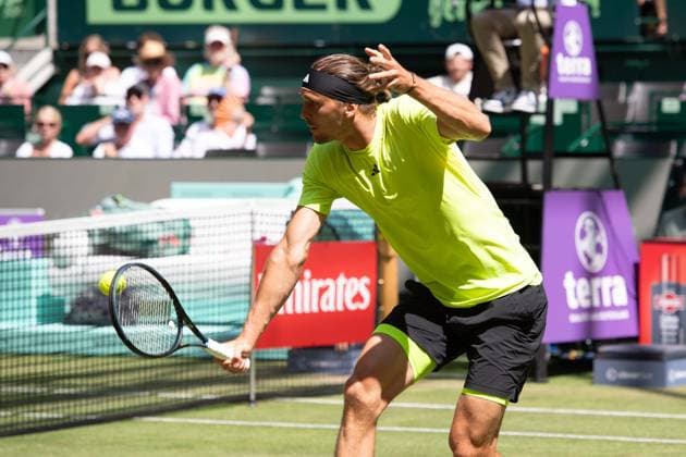 Alexander ZVEREV (GER) Aktion Marcos Giron (USA) vs. Alexander Zverev (GER) Tennis Terra Wortmann Open 2025 am 18.06.2025 in der OWL Arena Halle Westfalen, Deutschland. Â