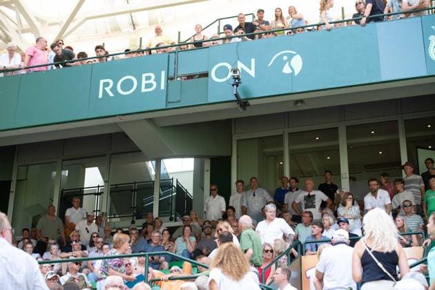 Sport Bilder des Tages Eine herabgefallene Werbetafel hat eine Zuschauerin auf der Tribuene verletzt, Feature, Symbolfoto, Randmotiv, Marcos Giron (USA) vs. Alexander Zverev (GER) Tennis Terra Wortmann Open 2025 am 18.06.2025 in der OWL Arena Halle Westfalen, Deutschland. Â