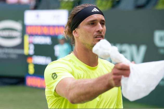 Sport Bilder des Tages Alexander ZVEREV (GER) reicht einen Eisbeutel fuer die Verletzte, Eine herabgefallene Werbetafel hat eine Zuschauerin auf der Tribuene verletzt, Feature, Symbolfoto, Randmotiv, Marcos Giron (USA) vs. Alexander Zverev (GER) Tennis Terra Wortmann Open 2025 am 18.06.2025 in der OWL Arena Halle Westfalen, Deutschland. Â