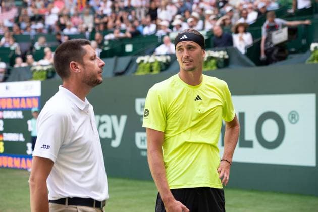 Schiedsrichter Renaud LICHTENSTEIN (links) und Alexander ZVEREV (GER) schaue entsetzt auf die Tribuene, Eine herabgefallene Werbetafel hat eine Zuschauerin auf der Tribuene verletzt, Feature, Symbolfoto, Randmotiv, Marcos Giron (USA) vs. Alexander Zverev (GER) Tennis Terra Wortmann Open 2025 am 18.06.2025 in der OWL Arena Halle Westfalen, Deutschland. Â