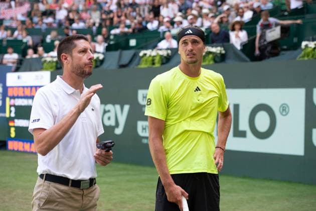 Schiedsrichter Renaud LICHTENSTEIN (links) und Alexander ZVEREV (GER) schaue entsetzt auf die Tribuene, Eine herabgefallene Werbetafel hat eine Zuschauerin auf der Tribuene verletzt, Feature, Symbolfoto, Randmotiv, Marcos Giron (USA) vs. Alexander Zverev (GER) Tennis Terra Wortmann Open 2025 am 18.06.2025 in der OWL Arena Halle Westfalen, Deutschland. Â