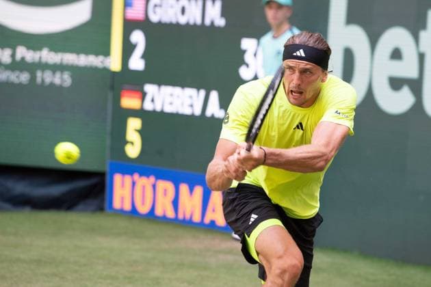 Alexander ZVEREV (GER) Aktion Marcos Giron (USA) vs. Alexander Zverev (GER) Tennis Terra Wortmann Open 2025 am 18.06.2025 in der OWL Arena Halle Westfalen, Deutschland. Â