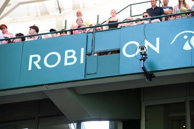 Eine herabgefallene Werbetafel hat eine Zuschauerin auf der Tribuene verletzt, Feature, Symbolfoto, Randmotiv, Marcos Giron (USA) vs. Alexander Zverev (GER) Tennis Terra Wortmann Open 2025 am 18.06.2025 in der OWL Arena Halle Westfalen, Deutschland. Â