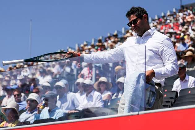 18th June 2025; HSBC Championships, Queens Club, West Kensington, London, England: HSBC Mens Championships Queens Club, Day 3; a fans returns the tennis racket to Jakub Mensik (CZE)  ActionPlus12802231 HenningxVonxJagow