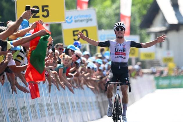 Sport Bilder des Tages Tour de Suisse 2025 Stage 4 PIURO VALCHIAVENNA, ITALY - JUNE 18 : Almeida Joao (POR) of UAE Team Emirates - XRG wins the stage 4 of the 88th edition of Tour de Suisse an UCI World Tour 2.UWT cycling road race stage for Men Elite of 193.2 km with start in Heiden and finish in Piuro Valchiavenna on June 18, 2025 in Piuro Valchiavenna, Italy, 18 06 2025 ( Motordriver Kenny Verfaillie - Piuro Valchiavenna Italy  Copyright: xVincentxKalutx