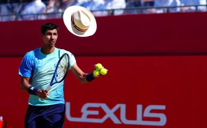 Sport Bilder des Tages Play is briefly halted between Jack Draper and Alexei Popyrin as a wayward panama hat is caught by a gust of wind Queen s Club Championships, Day 10, Queen s Club, West Kensington, London, UK - 18 Jun 2025  Copyright: xJavierxGarcia Shutterstockx 15363350h