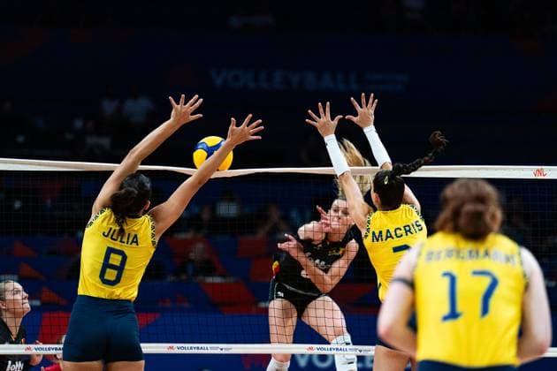 Sport Bilder des Tages VNL-Week2-KOR-v-CAN Julia Kudiess 8 of Brazil blocks the ball during 2025 Women s Volleyball Nations match between Belgium and Brazil at Sinan Erdem Dome on June 18, 2025 in Istanbul, Turkiye. Istanbul Istanbul Turkey Copyright: xYagizxGurtugx