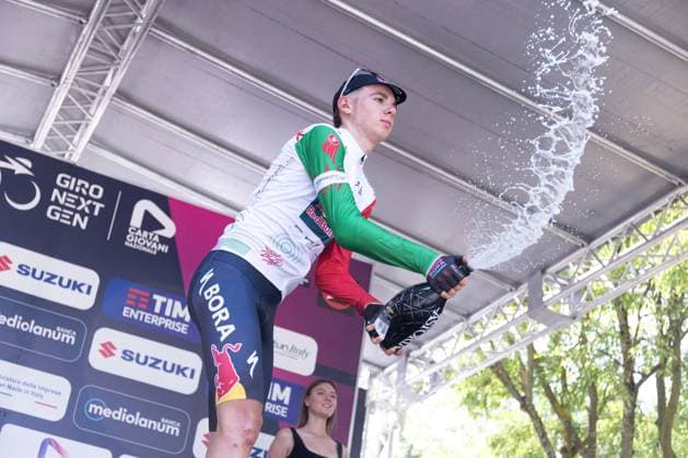 Giro Next Gen 2025 - 4th Stage - Manerbio - Salsomaggiore Terme Lorenzo Mark Finn (Red Bull - Bora - Hansgrohe Rookies) wears the Italian Jersey at the 4th Stage of Giro Next Gen 2025, from Manerbio to Salsomaggiore Terme Salsomaggiore Terme Italy  Copyright: xTommasoxBerardix originalFilename:berardi-gironext250618_np4qQ.jpg