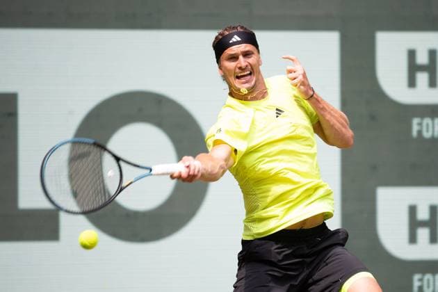 Alexander ZVEREV (GER) Aktion Marcos Giron (USA) vs. Alexander Zverev (GER) Tennis Terra Wortmann Open 2025 am 18.06.2025 in der OWL Arena Halle Westfalen, Deutschland. Â