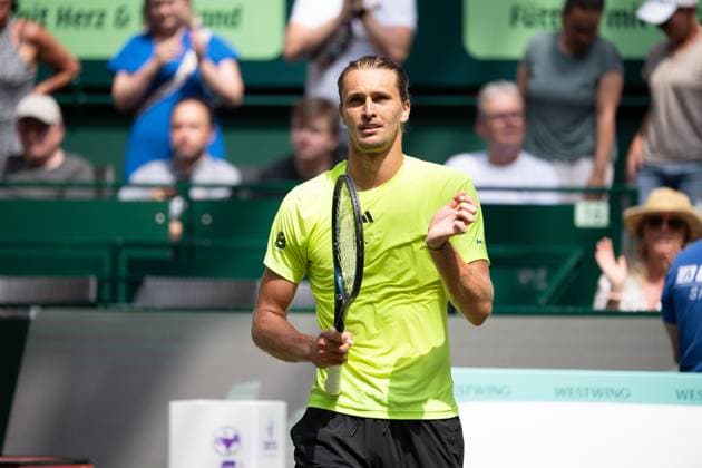 Alexander ZVEREV (GER) Sieger, winner, Jubel, jubeln, Freude, cheers, Marcos Giron (USA) vs. Alexander Zverev (GER) Tennis Terra Wortmann Open 2025 am 18.06.2025 in der OWL Arena Halle Westfalen, Deutschland. Â