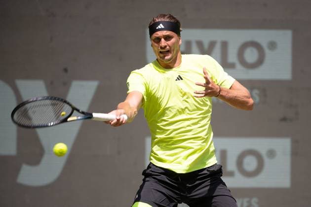 Alexander ZVEREV (GER) Aktion Marcos Giron (USA) vs. Alexander Zverev (GER) Tennis Terra Wortmann Open 2025 am 18.06.2025 in der OWL Arena Halle Westfalen, Deutschland. Â
