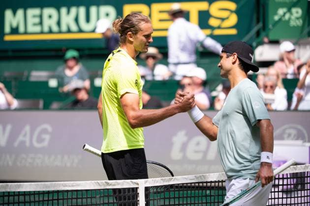 Alexander ZVEREV (GER) (links) Sieger, winner, und Marcos GIRON, handshake, Jubel, jubeln, Freude, cheers, Marcos Giron (USA) vs. Alexander Zverev (GER) Tennis Terra Wortmann Open 2025 am 18.06.2025 in der OWL Arena Halle Westfalen, Deutschland. Â