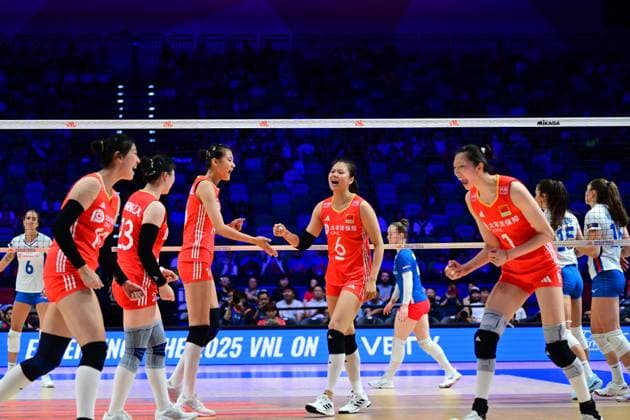 (250618) -- HONG KONG, June 18, 2025 -- Players of China celebrate during the Pool 5 match between China and the Czech Republic at the Women s Volleyball Nations League (VNL) 2025 in Hong Kong, China, June 18, 2025. ) (SP)CHINA-HONG KONG-VOLLEYBALL-NATIONS LEAGUE-WOMEN-CHINA VS THE CZECH REPUBLIC (CN) ZhuxWei 