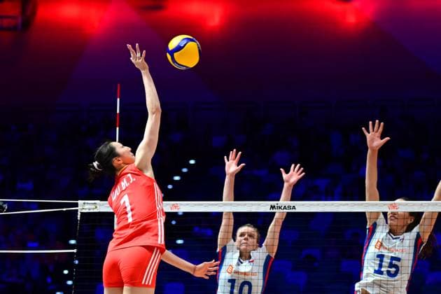 (250618) -- HONG KONG, June 18, 2025 -- Wu Mengjie (L) of China spikes the ball during the Pool 5 match between China and the Czech Republic at the Women s Volleyball Nations League (VNL) 2025 in Hong Kong, China, June 18, 2025. ) (SP)CHINA-HONG KONG-VOLLEYBALL-NATIONS LEAGUE-WOMEN-CHINA VS THE CZECH REPUBLIC (CN) ZhuxWei 