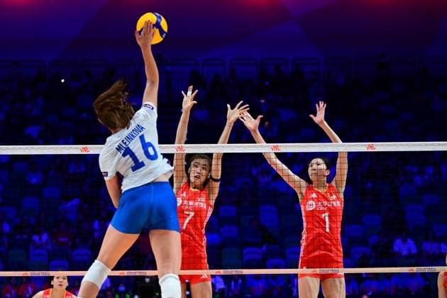 (250618) -- HONG KONG, June 18, 2025 -- Michaela Mlejnkova (L) of the Czech Republic spikes the ball during the Pool 5 match between China and the Czech Republic at the Women s Volleyball Nations League (VNL) 2025 in Hong Kong, China, June 18, 2025. ) (SP)CHINA-HONG KONG-VOLLEYBALL-NATIONS LEAGUE-WOMEN-CHINA VS THE CZECH REPUBLIC (CN) ZhuxWei 