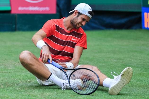 Tennis ATP, Tennis Herren Tour 500 Terra Wortmann Open 2025 am 18.06.2025 in der OWL ARENA in Halle ( Westf. ) Karen Khachanov sitzt verletzt auf dem Boden