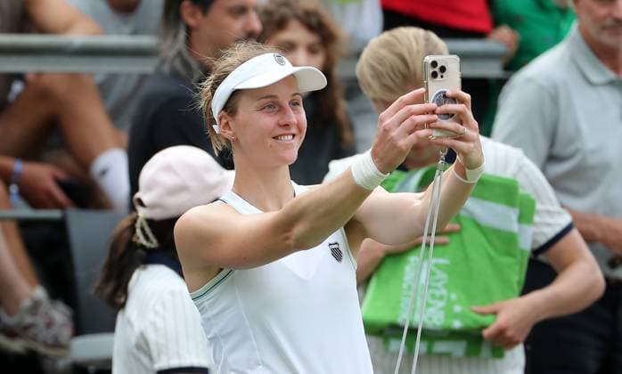 Liudmila Samsonova (RUS) macht Selfie im Steffi Graf Stadion HYLO Berlin Tennis Open Damen auf Rasen 18.06.2025