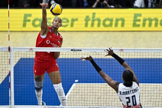 Turkiye v Dominic Republic - FIVB Women s Volleyball Nations League ISTANBUL, TURKIYE - JUNE 18: Melissa Teresa Vargas (4) of Turkiye in action against Brayelin Elizabeth Martinez (20) of Dominic Republic during FIVB Women s Volleyball Nations League match between Turkiye and Dominic Republic in Istanbul, Turkiye on June 18, 2025. Muhammed Enes Yildirim Anadolu Istanbul Turkey. Editorial use only. Please get in touch for any other usage.  Copyright: x2025xAnadoluxMuhammedxEnesxYildirimx