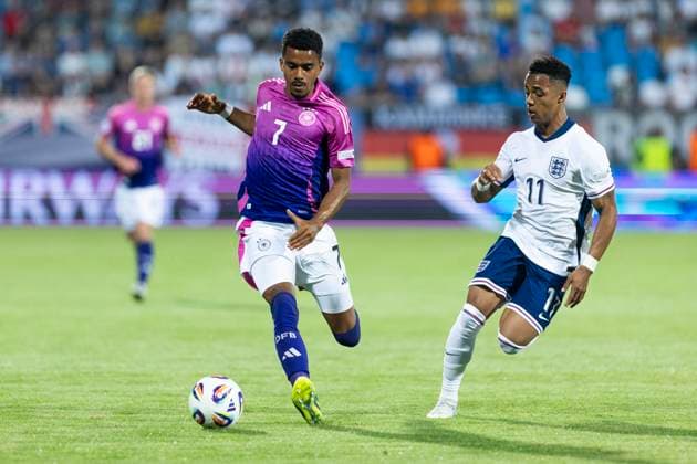 UEFA U21, U 21 Europameisterschaft: Deutschland - England; 18.06.2025 Ansgar Knauff (Deutschland, 7), Omari Hutchinson (England, 11) bei der UEFA U21-Europameisterschaft im Spiel Deutschland - England, am 18.06.2025, Stadion pod Zoborom, Nitra, Slowakei Copyright: xBEAUTIFULxSPORTS Meuselx