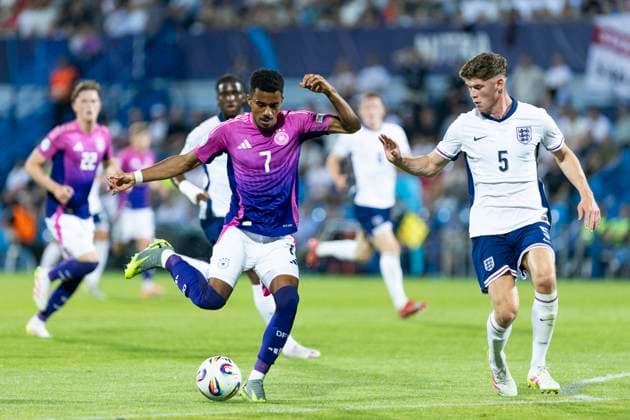 UEFA U21, U 21 Europameisterschaft: Deutschland - England; 18.06.2025 Ansgar Knauff (Deutschland, 7), Charlie Cresswell (England, 5) bei der UEFA U21-Europameisterschaft im Spiel Deutschland - England, am 18.06.2025, Stadion pod Zoborom, Nitra, Slowakei Copyright: xBEAUTIFULxSPORTS Meuselx
