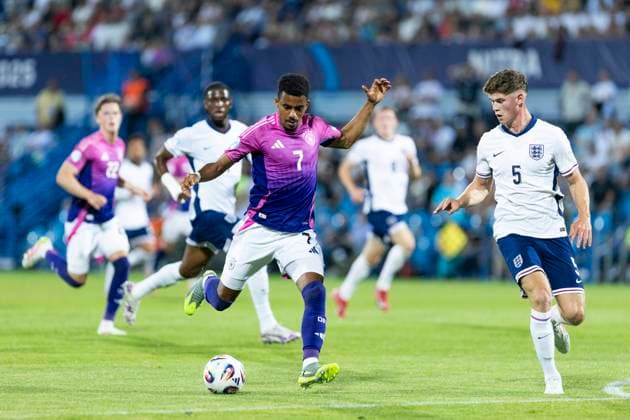 UEFA U21, U 21 Europameisterschaft: Deutschland - England; 18.06.2025 Ansgar Knauff (Deutschland, 7), Charlie Cresswell (England, 5) bei der UEFA U21-Europameisterschaft im Spiel Deutschland - England, am 18.06.2025, Stadion pod Zoborom, Nitra, Slowakei Copyright: xBEAUTIFULxSPORTS Meuselx