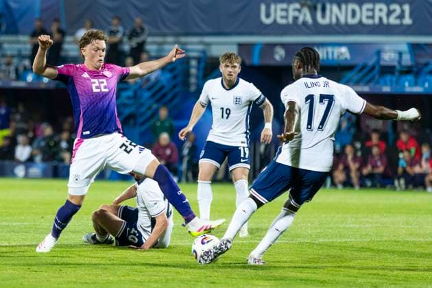 UEFA U21, U 21 Europameisterschaft: Deutschland - England; 18.06.2025 Paul Wanner (Deutschland, 22), Samuel Iling-Junior (England, 17) bei der UEFA U21-Europameisterschaft im Spiel Deutschland - England, am 18.06.2025, Stadion pod Zoborom, Nitra, Slowakei Copyright: xBEAUTIFULxSPORTS Meuselx