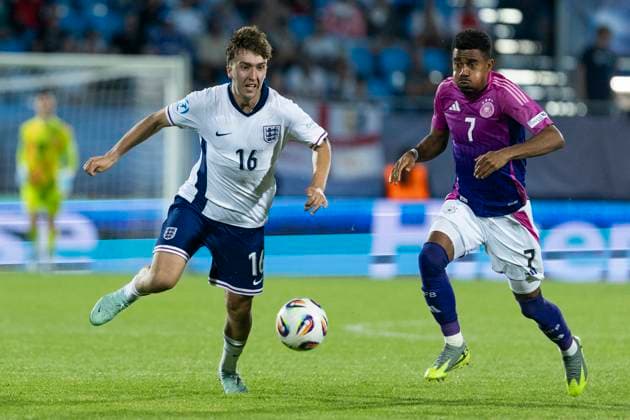 UEFA U21, U 21 Europameisterschaft: Deutschland - England; 18.06.2025 Jack Hinshelwood (England, 16), Ansgar Knauff (Deutschland, 7) bei der UEFA U21-Europameisterschaft im Spiel Deutschland - England, am 18.06.2025, Stadion pod Zoborom, Nitra, Slowakei Copyright: xBEAUTIFULxSPORTS Meuselx