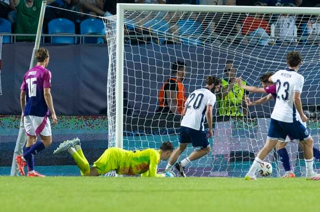 UEFA U21, U 21 Europameisterschaft: Deutschland - England; 18.06.2025 Alex Scott (England, 20) erzielt das Tor zum 1:2 bei der UEFA U21-Europameisterschaft im Spiel Deutschland - England, am 18.06.2025, Stadion pod Zoborom, Nitra, Slowakei Copyright: xBEAUTIFULxSPORTS Meuselx