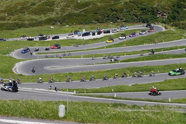 TDS 4.Etappe Fahrer und Teamwagen am Spluegenpass 18.06.2025 Spluegenpass, SCHWEIZ, Tour de Suisse 4.Etappe Heiden - Piuro Fahrer und Teamwagen am Spluegenpass