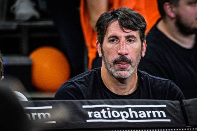 Neu Ulm, Deutschland, 18.06.25: Basketball Bundestrainer Alex Mumbru Schaut waehrend des Basketball Bundesliga Finale Playoffs Spiel 2 Spiels zwischen ratiopharm ulm vs FC Bayern München Basketball in der ratiopharm Arena am 18. Juni 2025 in Neu Ulm, Deutschland. (Foto von Harry Langer DeFodi Images) ratiopharm Arena, Germany, 18.06.25: Basketball Bundestrainer Alex Mumbru Looks on during the Basketball Bundesliga Finale Playoffs Spiel 2 match between ratiopharm ulm vs FC Bayern München Basketball at Neu Ulm on June 18, 2025 in ratiopharm Arena, Germany. (Photo by Harry Langer DeFodi Images) (Photo by Harry Langer DeFodi Images)