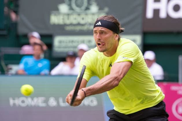 Alexander ZVEREV (GER) Aktion Marcos Giron (USA) vs. Alexander Zverev (GER) Tennis Terra Wortmann Open 2025 am 18.06.2025 in der OWL Arena Halle Westfalen, Deutschland. Â