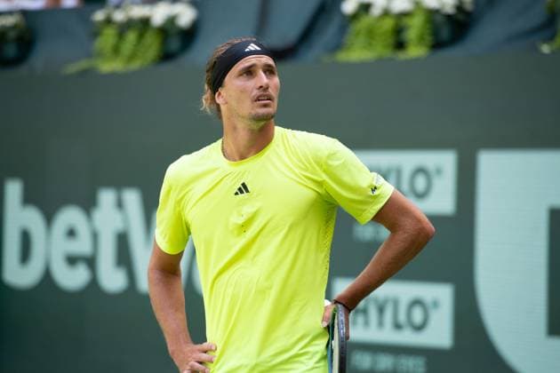 Alexander ZVEREV (GER) schaut entsetzt auf die Tribuene, Eine herabgefallene Werbetafel hat eine Zuschauerin auf der Tribuene verletzt, Feature, Symbolfoto, Randmotiv, Marcos Giron (USA) vs. Alexander Zverev (GER) Tennis Terra Wortmann Open 2025 am 18.06.2025 in der OWL Arena Halle Westfalen, Deutschland. Â