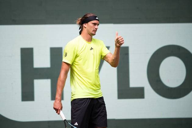 Alexander ZVEREV (GER) schaut entsetzt auf die Tribuene, Eine herabgefallene Werbetafel hat eine Zuschauerin auf der Tribuene verletzt, Feature, Symbolfoto, Randmotiv, Marcos Giron (USA) vs. Alexander Zverev (GER) Tennis Terra Wortmann Open 2025 am 18.06.2025 in der OWL Arena Halle Westfalen, Deutschland. Â