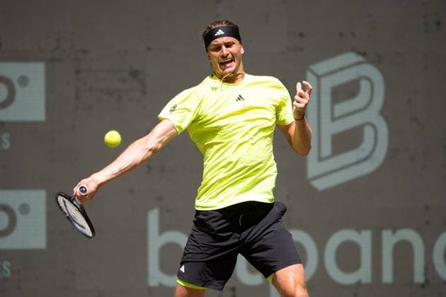 Alexander ZVEREV (GER) Aktion Marcos Giron (USA) vs. Alexander Zverev (GER) Tennis Terra Wortmann Open 2025 am 18.06.2025 in der OWL Arena Halle Westfalen, Deutschland. Â